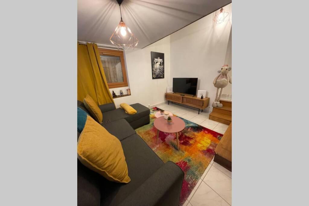 Appartement «La Vie Est Belle» Au Coeur De Sézanne Екстериор снимка